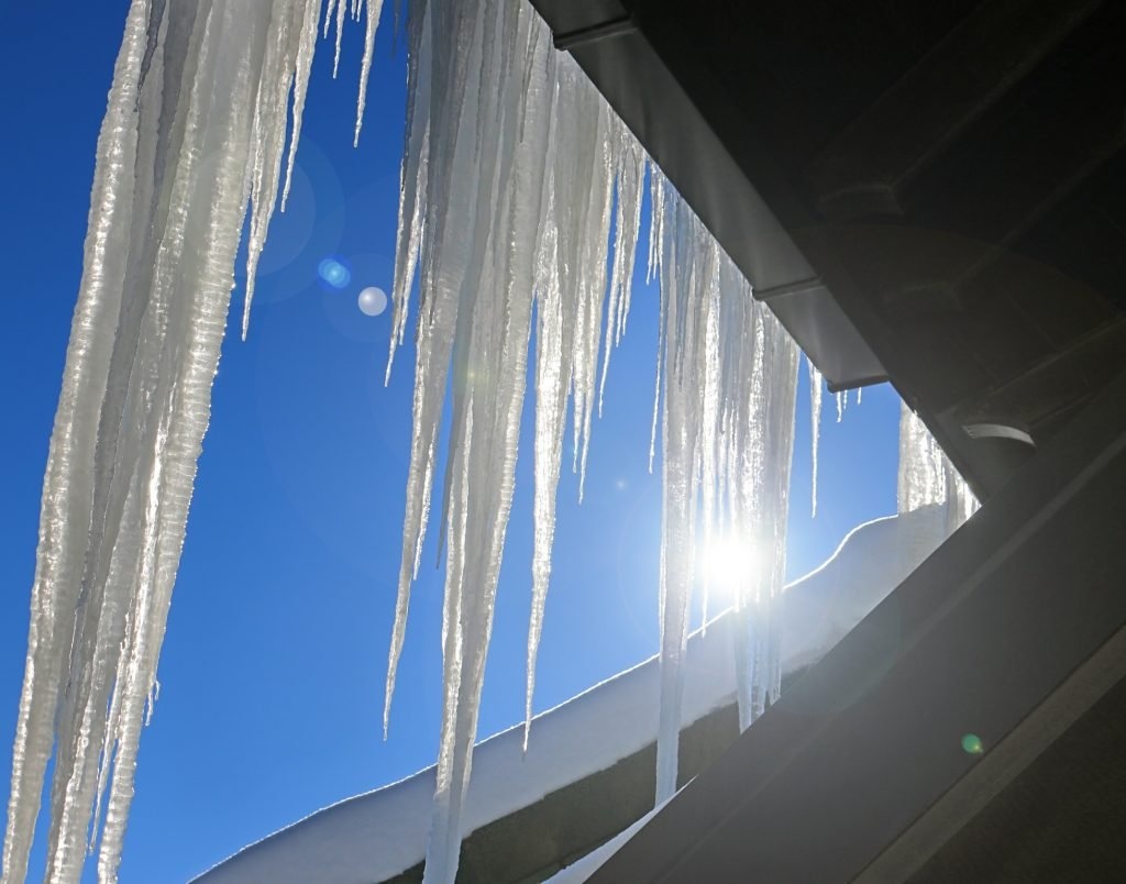 Сосульки на крышах: тихая угроза с неба